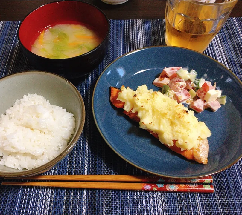 鮭のポテト焼き、ダイスサラダ、野菜のお味噌汁|ちぐあささん