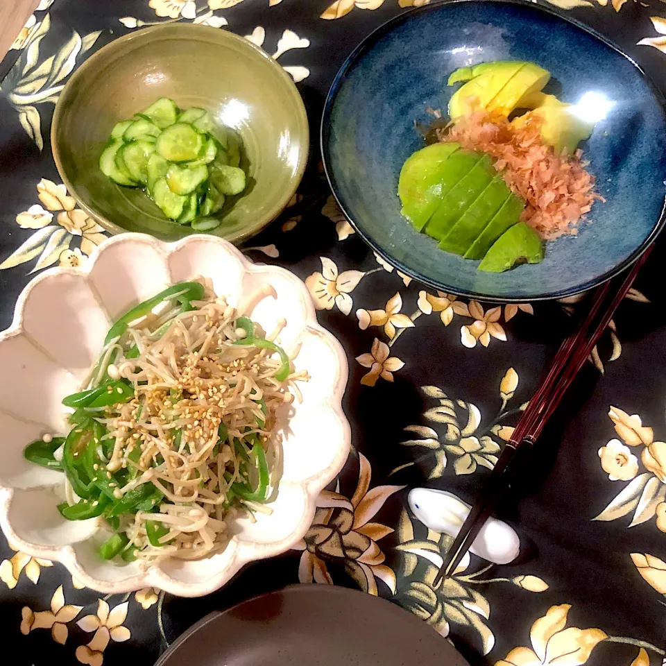 ヘルシーおつまみ…アボカド🥑のお刺身、きゅうり🥒の浅漬け、青唐辛子とエノキ炒め。|Yuka Tさん