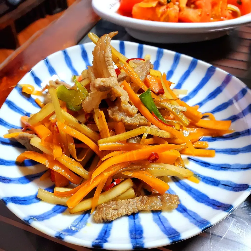 Snapdishの料理写真:男子ごはん🍚🍴(^o^)v
牛肉きんぴらごぼう
キムチとまと🍅
もう一枚で、コムタン|dai.noriさん