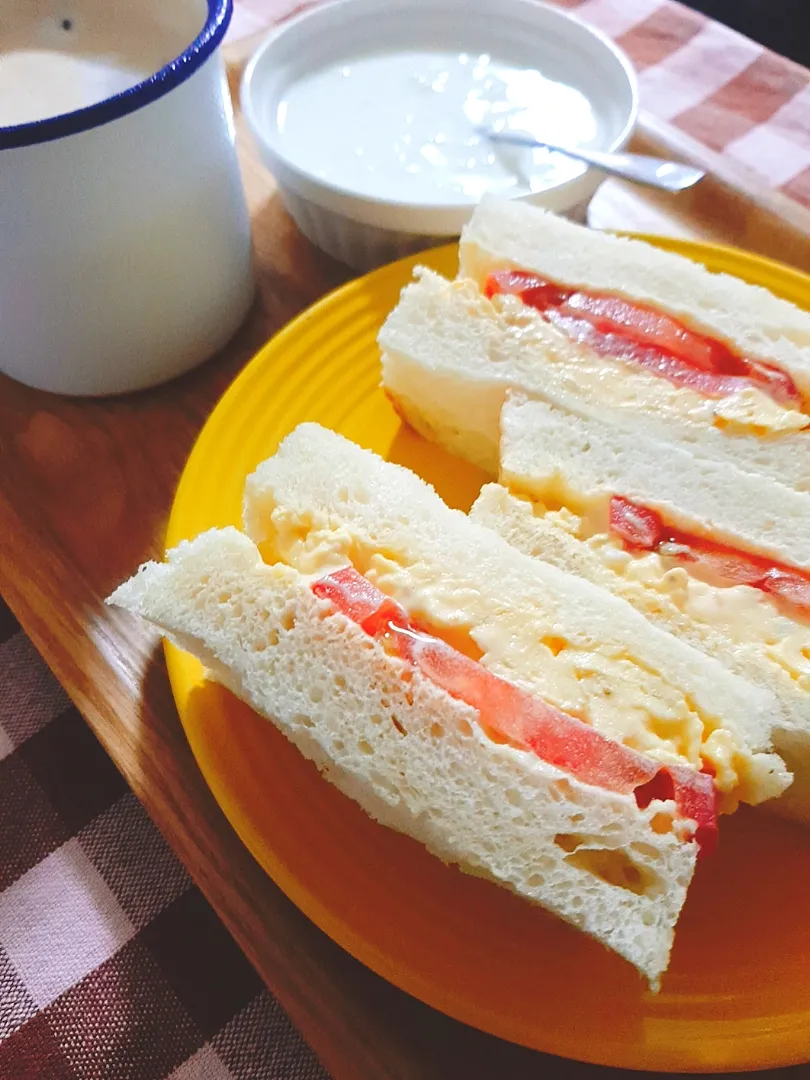 定番のトマト卵サンドイッチとアイスコーヒーとヨーグルト|マイキーさん