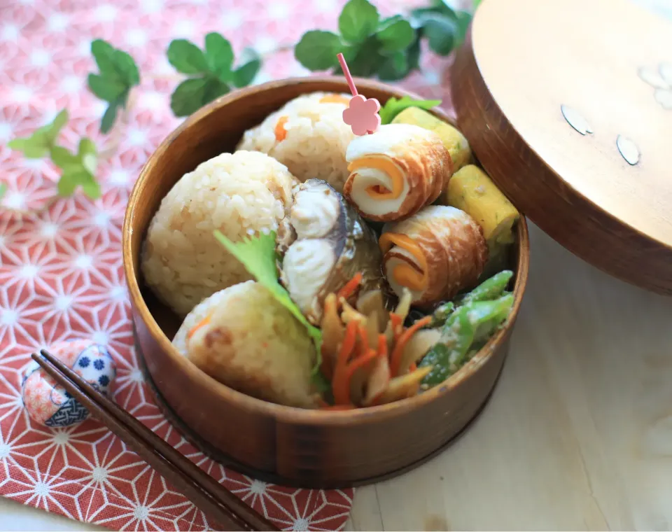 炊き込みご飯おにぎりと鯖のお弁当|ゆいか＊さくママさん