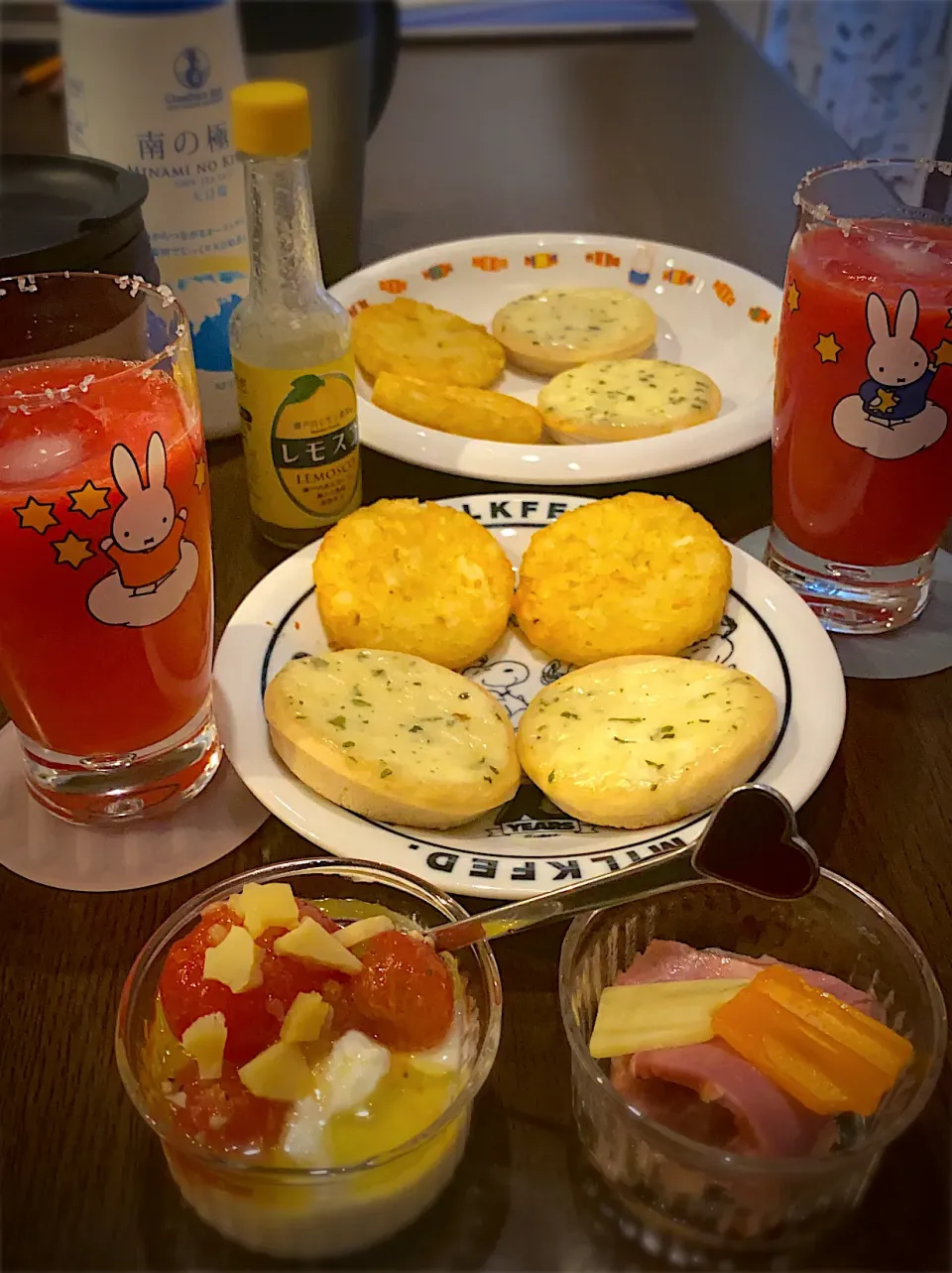 熟成チェダーチーズとハーブの焼きタルト🥧　細切りジャガイモのフライ　牛タンのマリネ　チェダーチーズのせ　トマトのマリネのヨーグルト　パルミジャーノとオリーブオイルがけ　ソルティードッグ風スイカのジュース🍉　アールグレイティー☕️|ch＊K*∀o(^^*)♪さん