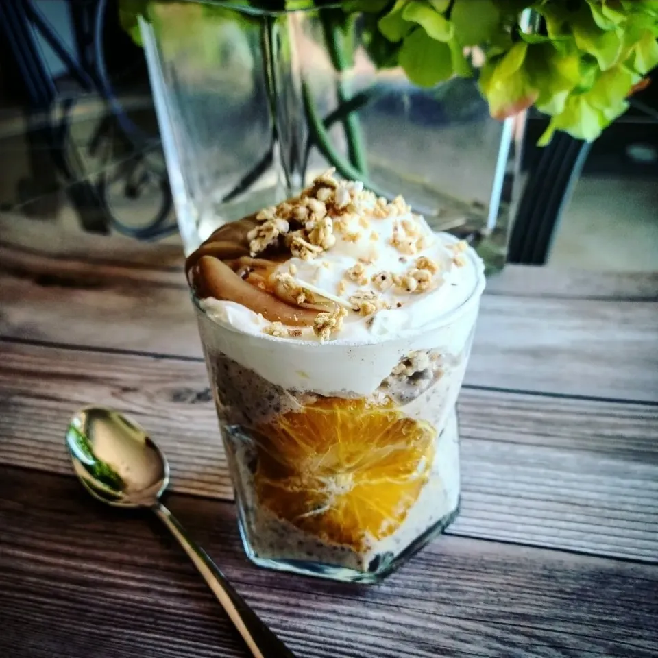 Overnight Oats 

Infused with cocunut yogurt, chia seeds, oats, maple syrup, and cinnamon...yummy|Jbunny Caféさん