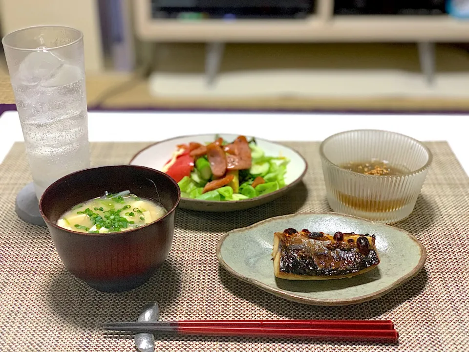 ばんごはん。鯖の塩焼き、アスパラとソーセージのソテー、ところてん、豆腐と三ツ葉のお味噌汁。|yukiさん