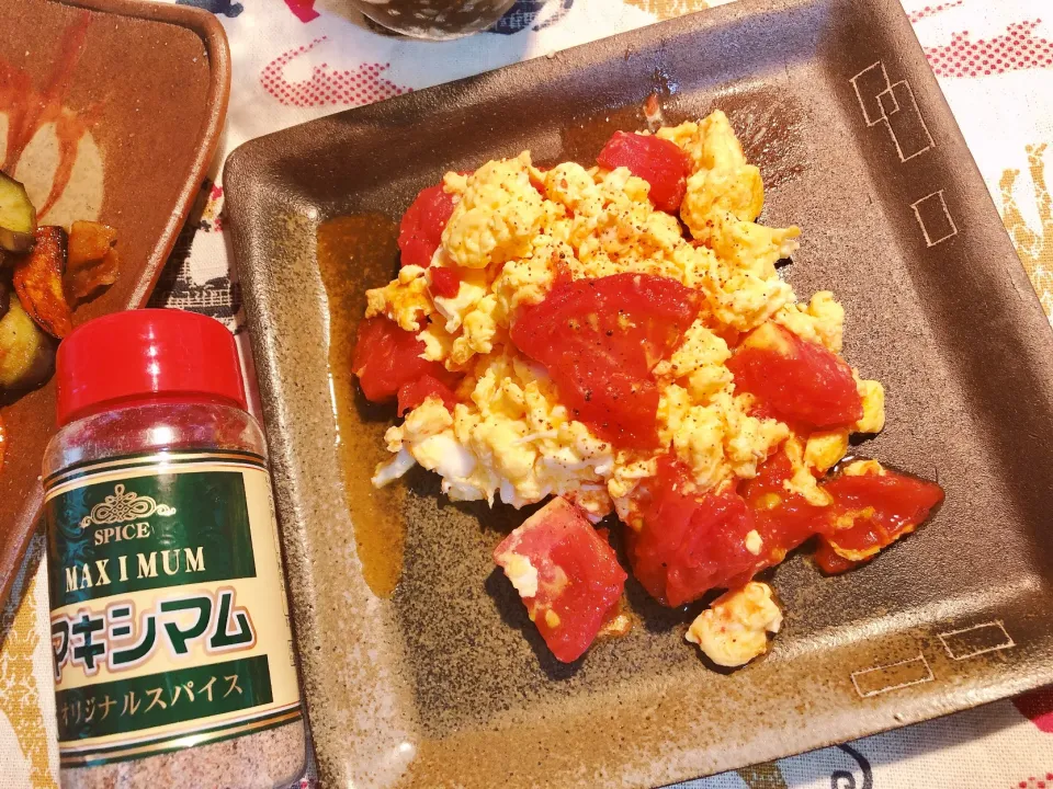 Snapdishの料理写真:2品目は湯むきしといたトマトを使ってトマタマ炒め🍅これ、家でラーメンのトッピングにしたらトマたまラーメンで格上げ間違いなし👍だと勝手に思ってる😄|海斗さん