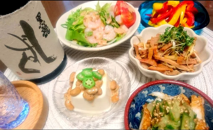 Snapdishの料理写真:おうち居酒屋🏮
     
    ねぎチャーシューのピリ辛和え🐽
    ちくわきゅうり和風ゴマおかかナムル
    海老🦐サラダ
    冷奴 納豆
    パプリカのピクルス✴️
  
  黒龍 しずく🍶でかんぱ～い😘|びせんさん