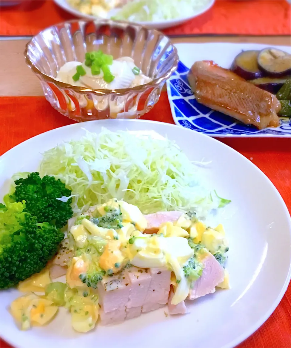 サラダチキンにブロッコリー入りタルタルソースがけ。寄せ豆腐。赤魚煮物。茄子🍆とししとうの焼き浸し|みずはらさん