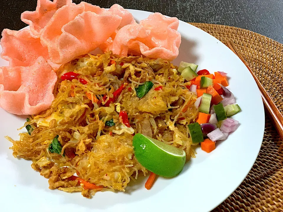 Snapdishの料理写真:Bihun pangsit goreng|yeni kartikasariさん