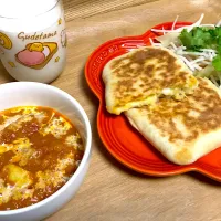 バターチキンカレーとチーズナンそしてラッシー|Aoease*さん