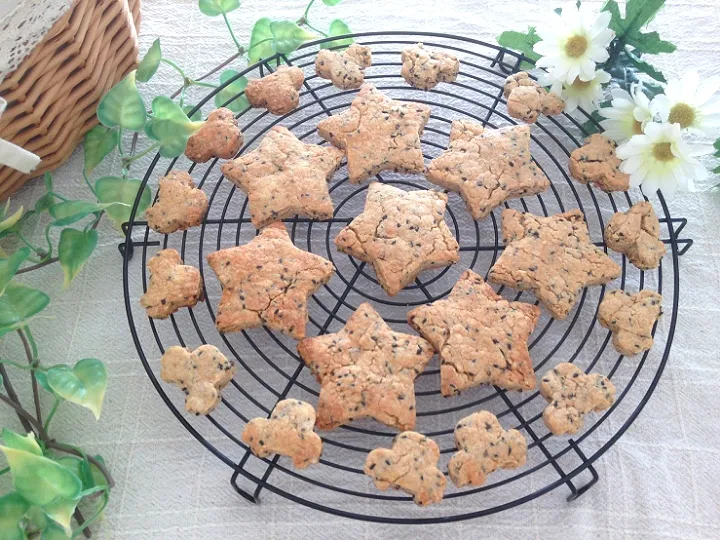 Snapdishの料理写真:✽型抜き胡麻きなこクッキー✽|＊抹茶＊さん