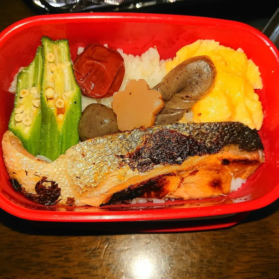 Snapdishの料理写真:私弁当🍱
  焼鮭  
  レンチン卵
     
卵は 甘酒と昆布だしで味つけました😄|miimiさん