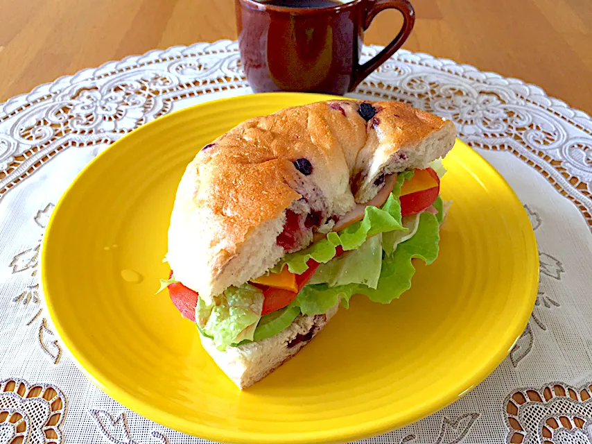 Snapdishの料理写真:ブルベリーベーグル
いろいろサンドの朝ごパン|🌻ako ·͜·♡peco🌻さん