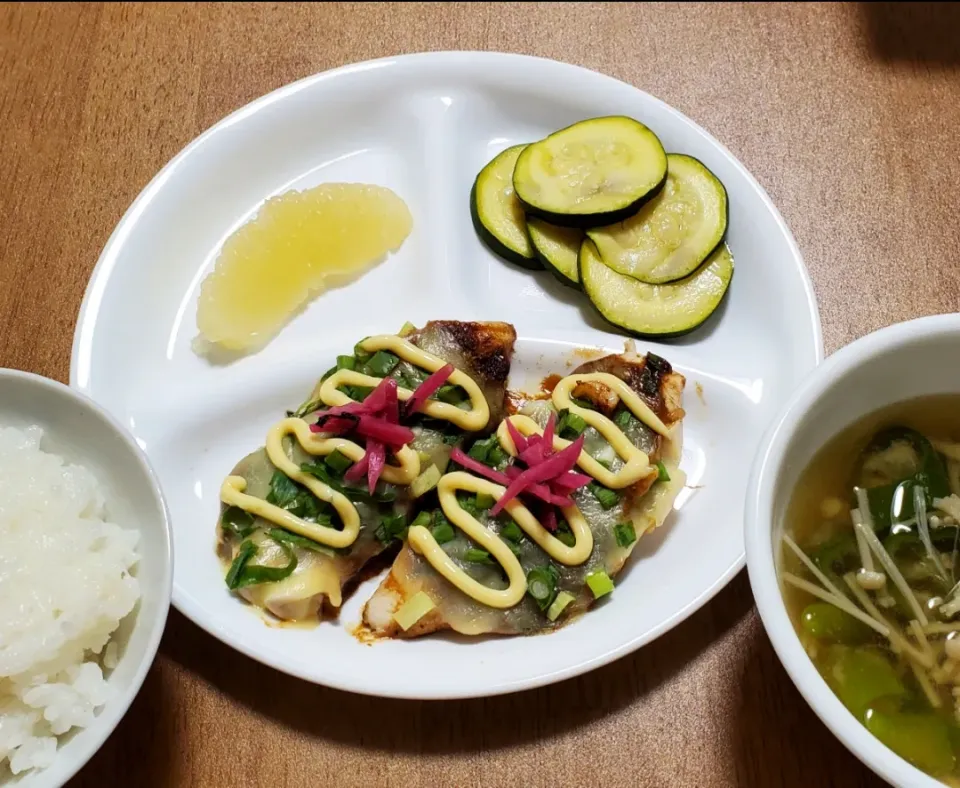 ササミのお好み焼き風ピザ
ズッキーニのレンジ蒸し
万願寺唐辛子とえのき茸の味噌汁
グレープフルーツ|ナナさん