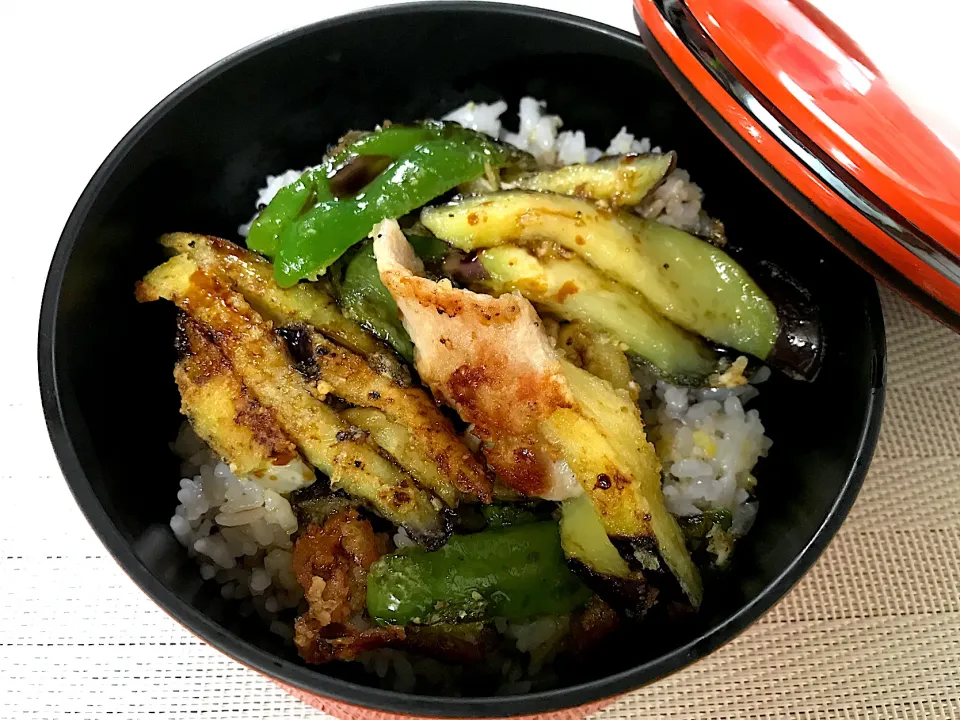 うなぎ蒲焼のタレで作る夏野菜と豚肉丼|デジタルパーマさん