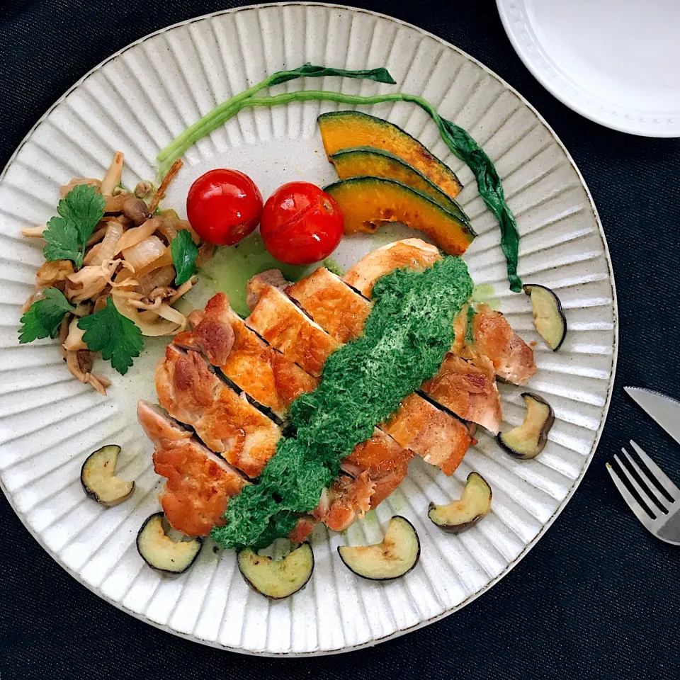 Snapdishの料理写真:チキンステーキ🍽✨ほうれん草🥬のソースをかけて頂きました(*´˘`*)♡.｡.:*･゜|めぐぐさん