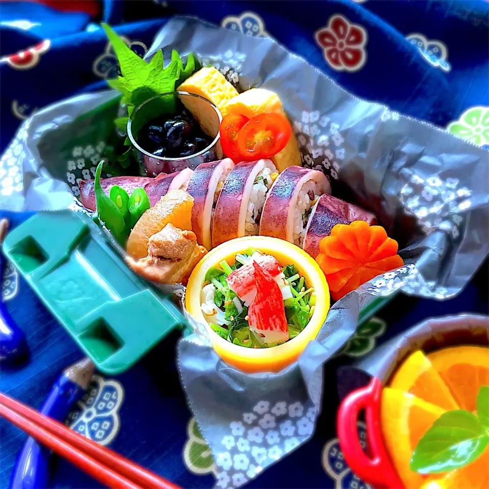 ご飯を詰めた簡単イカ飯風弁当🦑🍱豚の角煮🐷カニカマと豆苗のマヨポン酢和え🦀|Naoさん