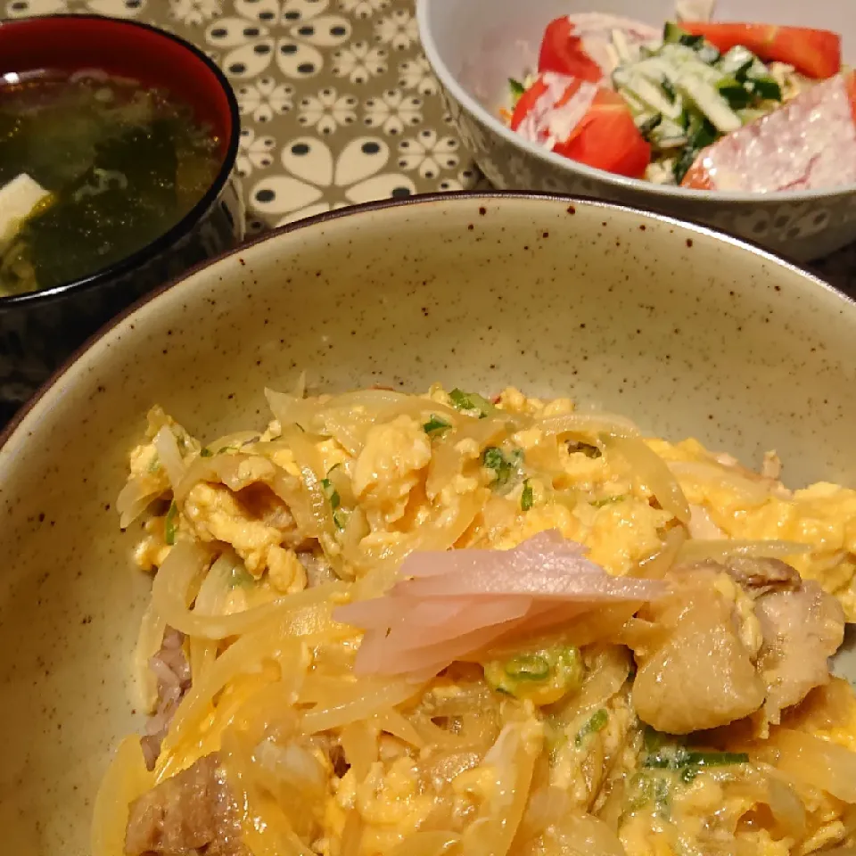 ふわとろ親子丼、わかめと豆腐の韓国風スープ、シーザードレッシングのサラダ|nancy-1106さん