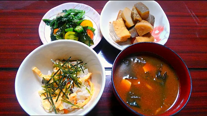 ８月４日　ばら寿司　煮物　トマトとオクラの酢の物　ほうれん草のごま和え　豆腐とわかめのお味噌汁|いもこ。さん