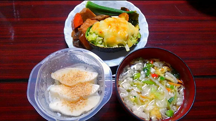 Snapdishの料理写真:８月４日　アボカドとベーコンのチーズ焼き　野菜スープ|いもこ。さん