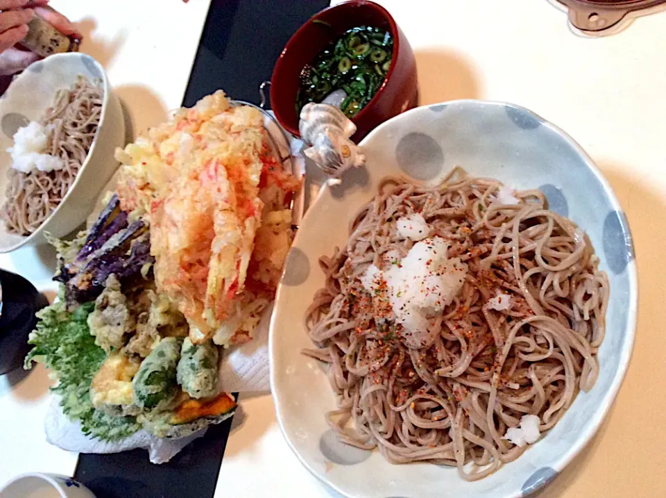 冷たい天ぷら蕎麦  玉ねぎと桜海老に紅生姜のかき揚げ、茄子、ベビーピーマン、舞茸、シソの葉、かぼちゃで辛味ダイコンを絡めて！|Takeshi  Nagakiさん