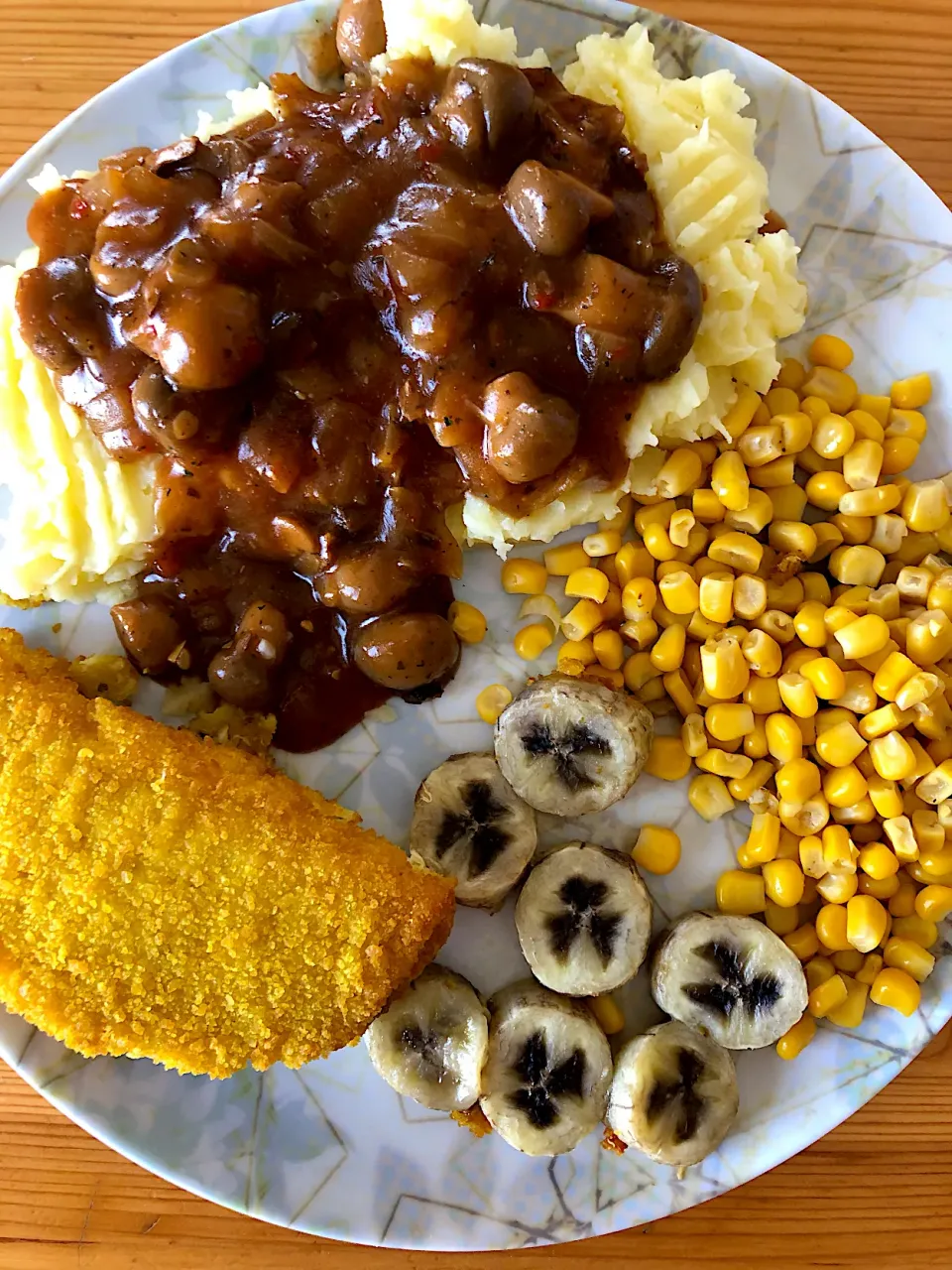 Snapdishの料理写真:Spinach burger with mashed potatoes, caramelised onion and mushrooms, corn and banana|MissYumYumさん