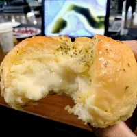 Korean Garlic Cheese Bread|Ari Ambadaさん