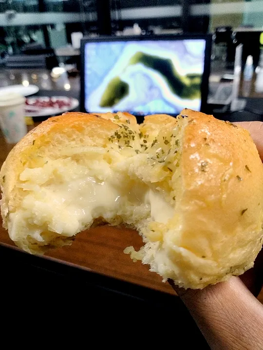 Korean Garlic Cheese Bread|Ari Ambadaさん