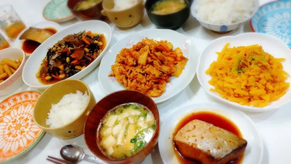 夕食(*^^*)
豚キムチ
ブリの照り焼き
たらことじゃがいものバター醤油ソテー
ひじきの煮物
担々風ごま味噌スープ
ごほう醤油漬け|プリン☆さん