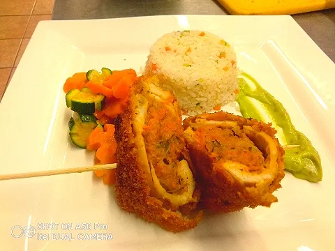 chicken keiv served with wild rice and avocado puree|Chef Keziusさん