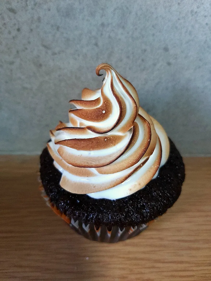 chocolate filled meringue cupcake|Shanaさん