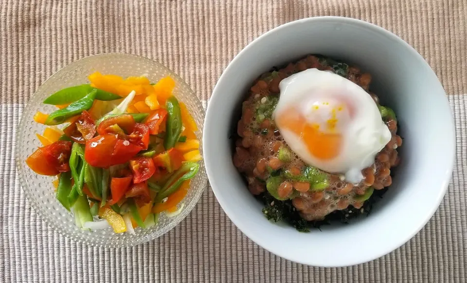 Snapdishの料理写真:おくら、ばんねぎ、温泉たまごの納豆
夏野菜サラダ|しあるさん