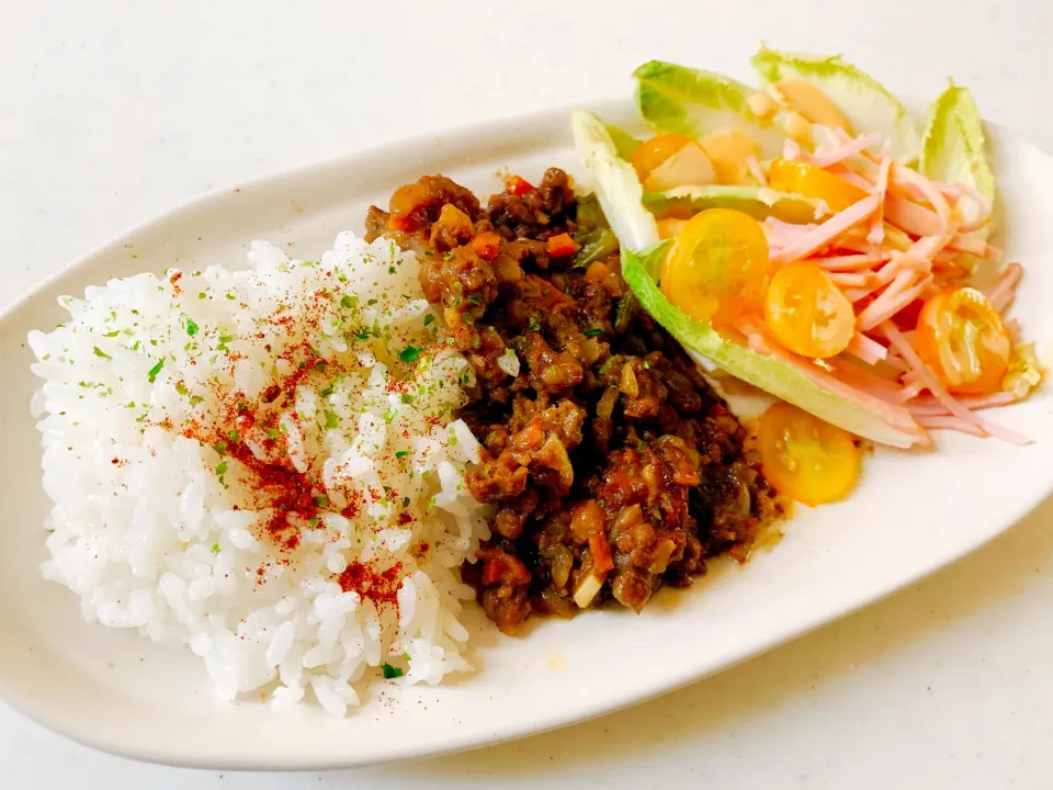 本日のテレワークランチ💻牛挽肉キーマカレー🐂とチコリーハムサラダ🥗|ひろりんさん