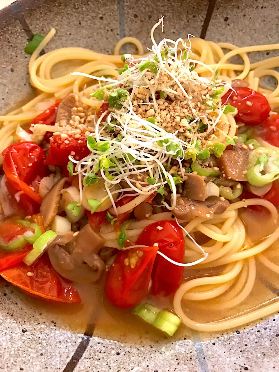 トマトのオリーブ炒めとキノコ、長ネギの冷製パスタです💕|てるみさん