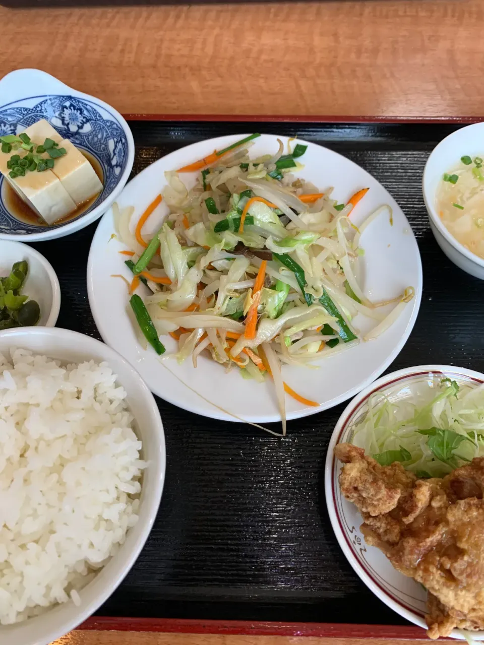 デッカイ唐揚げが半分見えないけど、650円今日の定食|tamemitiさん