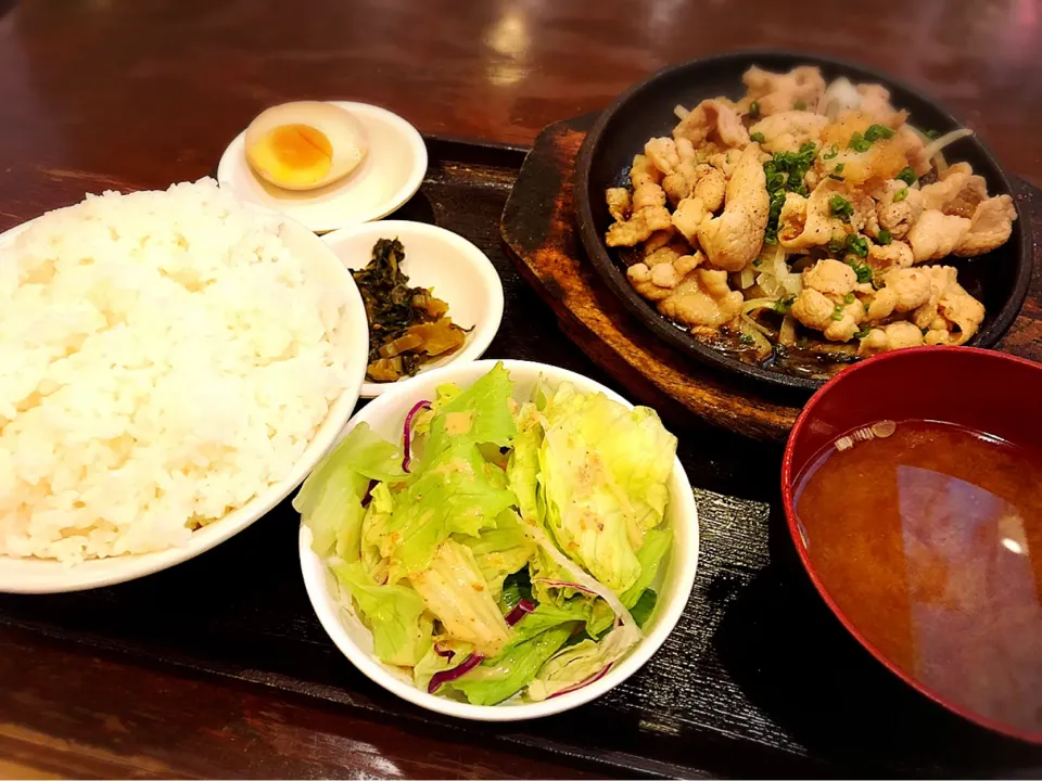 Snapdishの料理写真:豚バラ玉ネギ鉄板焼き定食 ¥550|Blue Moon Caféさん