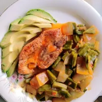 Costilla de cerdo, nopales con cebolla y ajo, y aguacate|Fernando Vgさん