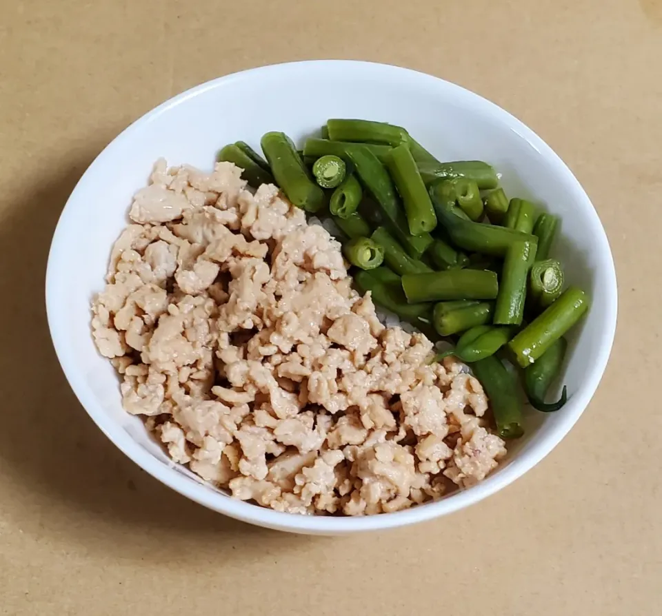 Snapdishの料理写真:鶏そぼろといんげんの丼|ナナさん