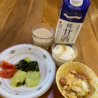 簡単アレンジ卵和えポテトとワカメと胡瓜の酢の物と糀甘酒のヨーグルトの朝食|miyako_candyさん