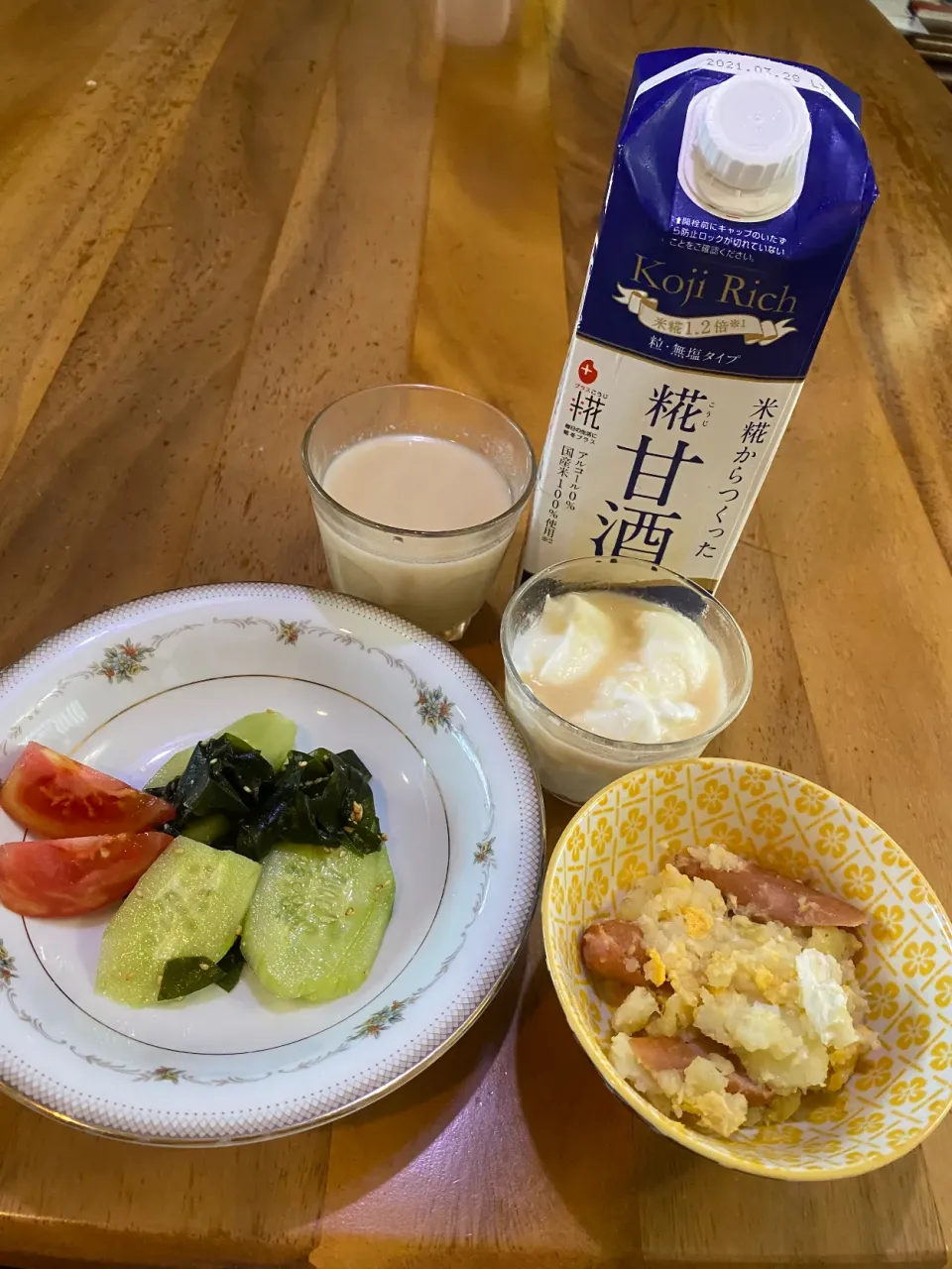 Snapdishの料理写真:簡単アレンジ卵和えポテトとワカメと胡瓜の酢の物と糀甘酒のヨーグルトの朝食|miyako_candyさん