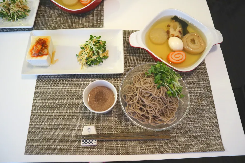 昨日の夕食 秩父で購入した胡桃蕎麦、キムチのせ冷奴、切り干し大根の和え物、おでん|pinknari🐰🌈さん