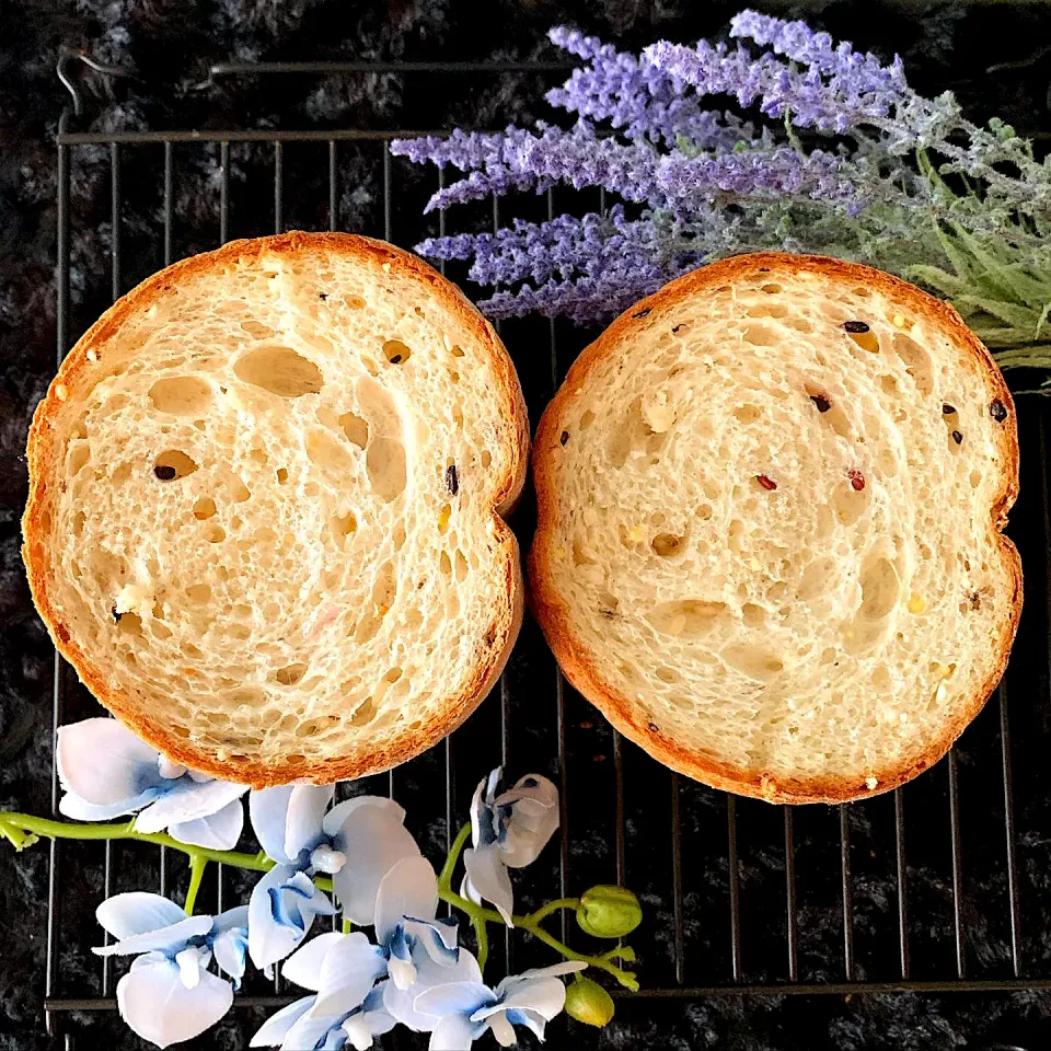 Snapdishの料理写真:ラウンド型雑穀米入りパン🍞|みっこちゃんさん