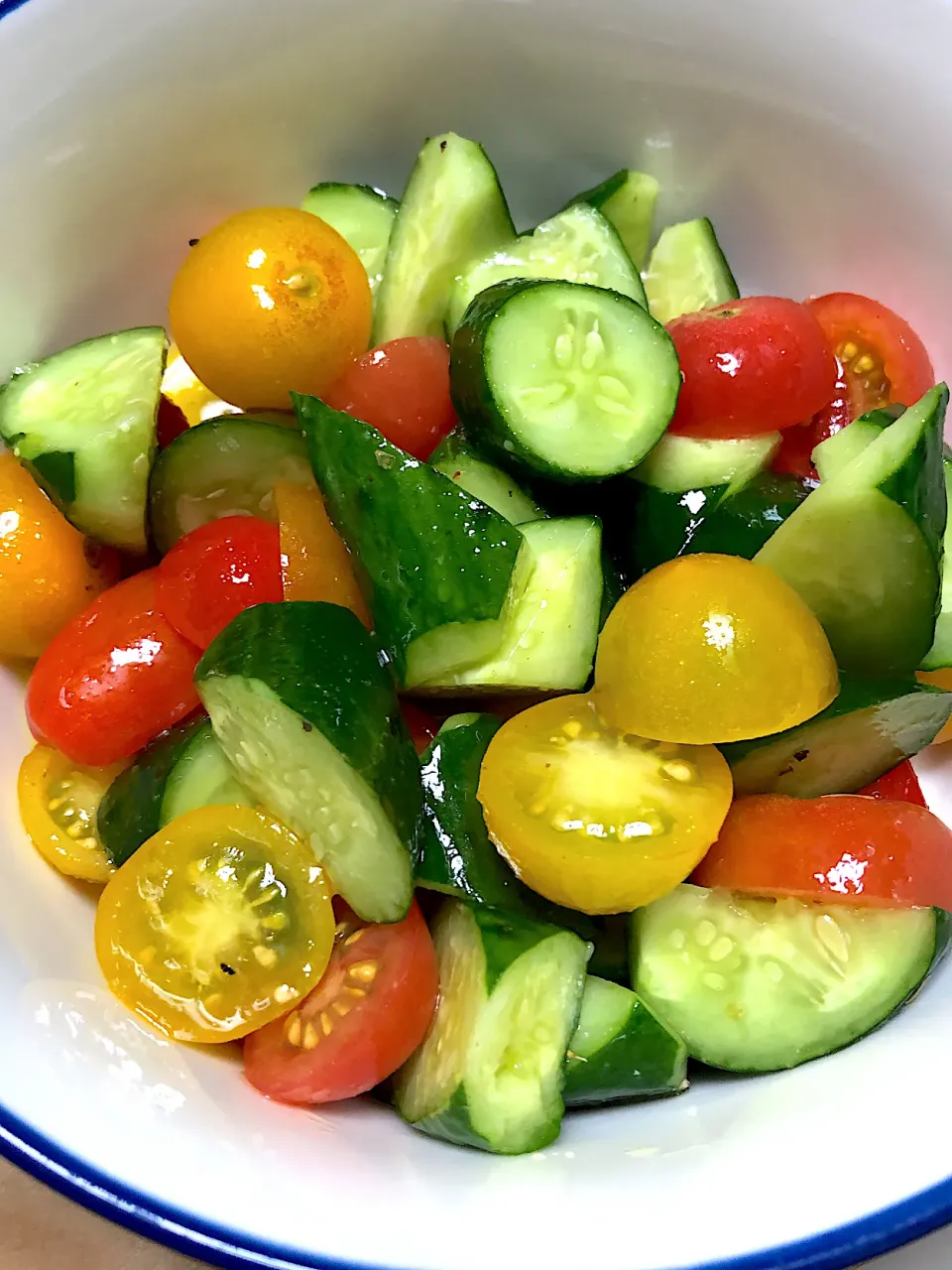 オリーブオイルとクレージーソルトでサラダ🥗|abekoさん