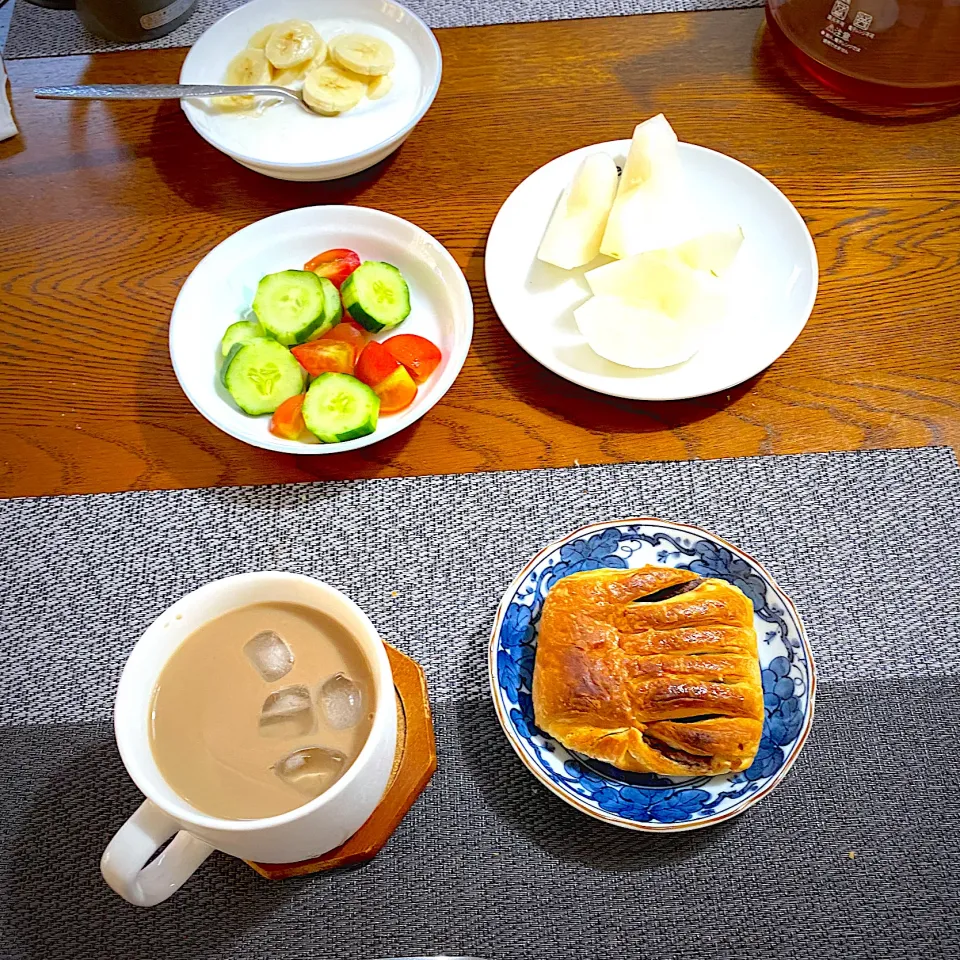 8月6日　朝ごはん　粒あんデニッシュ、カフェオレ、梨、トマト、胡瓜|yakinasuさん