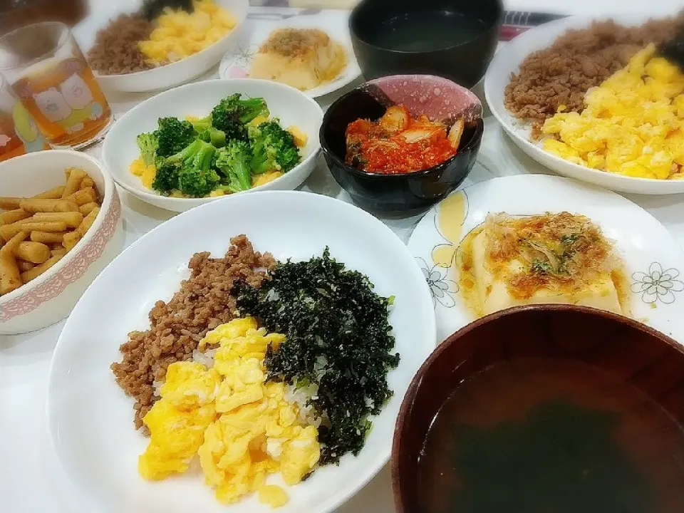 夕食(*^^*)
三色丼(そぼろ、卵、海苔フレーク)
ブロッコリーとチェダーチーズ炒め
玉子豆腐
キムチ
ごほうの醤油漬け
ワカメとゴマスープ|プリン☆さん