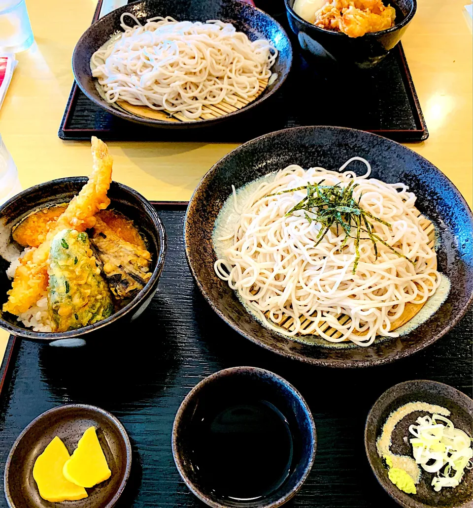 とある日のランチ。お蕎麦とミニ天丼🍤|ちはるさん