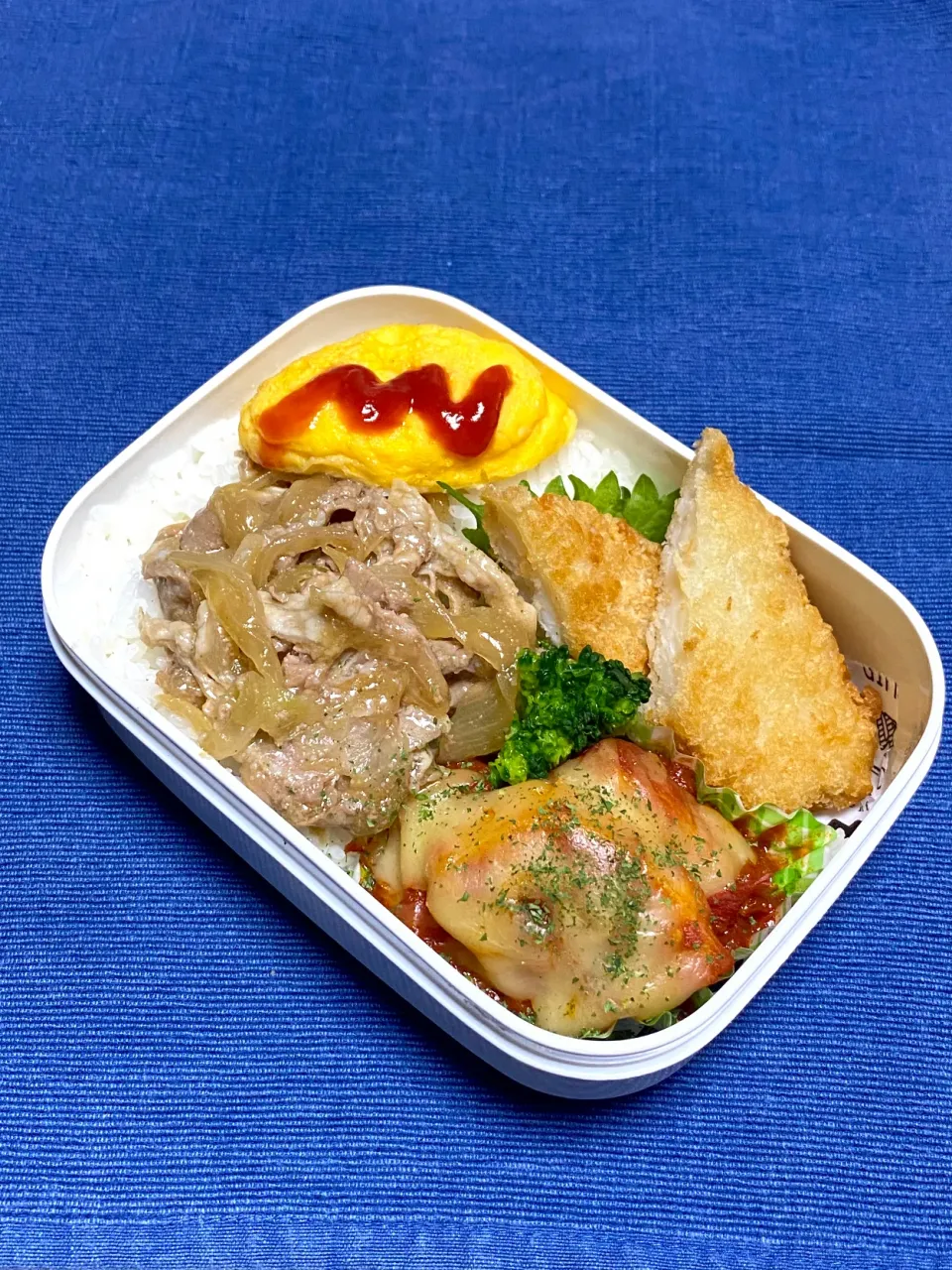 息子のお弁当(リク､じゃがいものトマトチーズ焼き😁)|かあたんさん