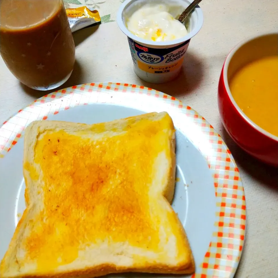 時間の無い朝🍞麦芽コーヒー＆バタートースト＆レンチンコーンスープ＆オレンジソース入りヨーグルト|うたかた。さん