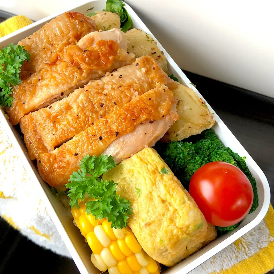 チキンソテー弁当🍴ガーリックバター醤油味|かおさん