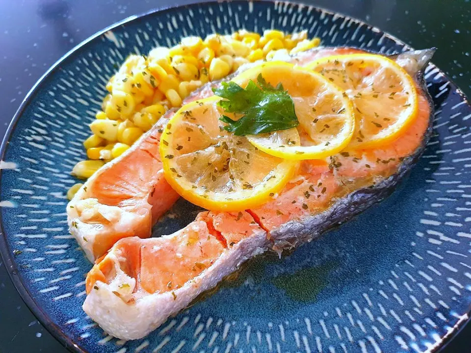 envymaqueen's dish Salmon w/ Lemon & Corn|envymaqueenさん