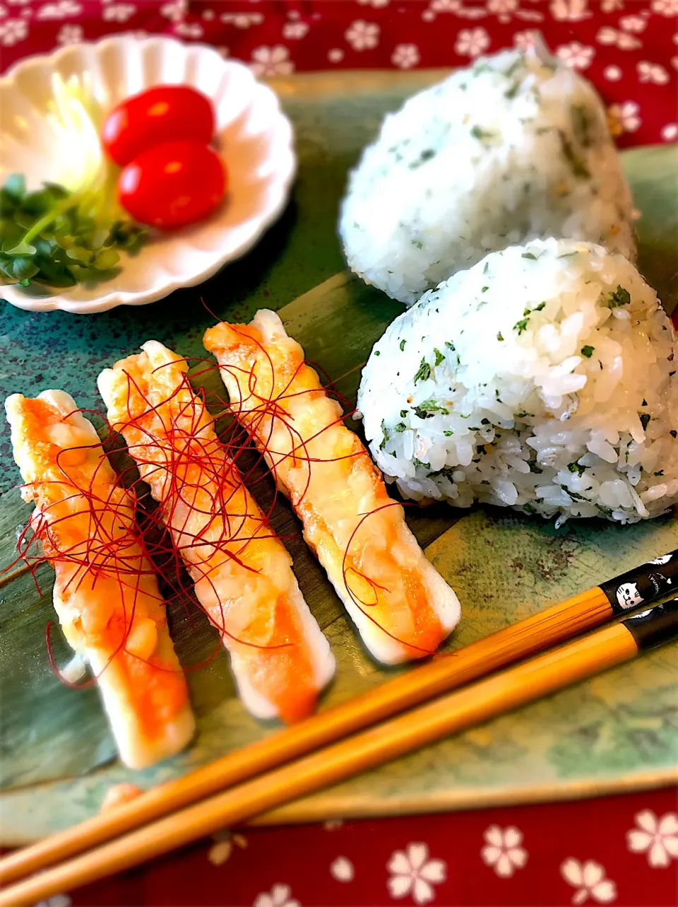 モロヘイヤのふりかけおにぎり🍙and明太子マヨのチーズ焼き🧀|＊いちご＊さん